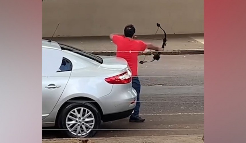 Homem ameaça pedestres e motoristas com arco e flecha em Cascavel
