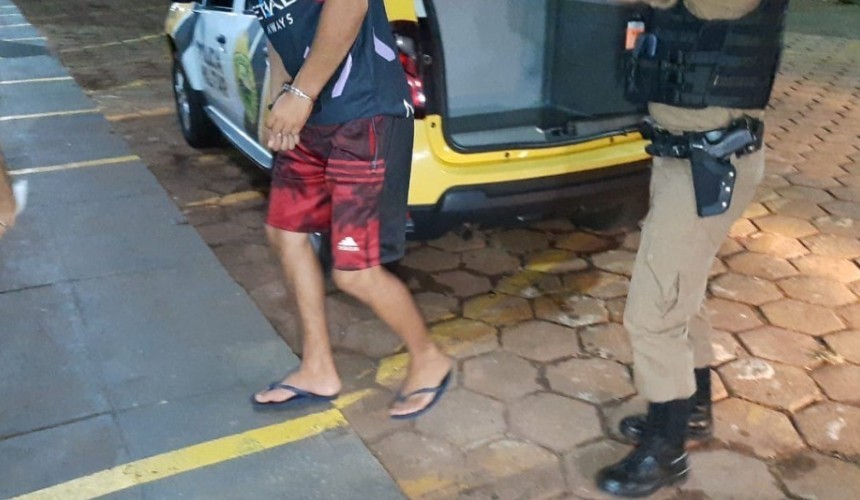 Jovem com mandado de prisão por furto e corrupção de menores é detido pela PM em Boa Vista da Aparecida
