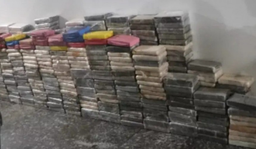 Polícia apreende um tonelada de pasta base de cocaína com rastreador em Paranaguá