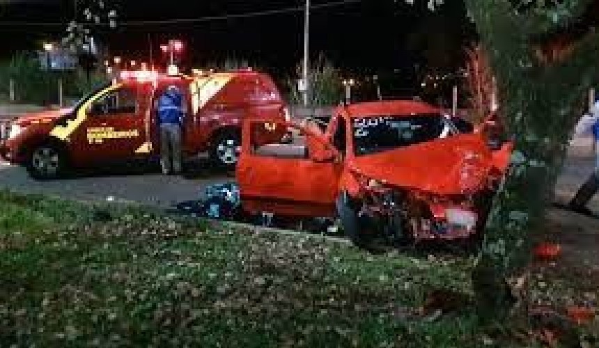Motorista morre após colidir contra árvore em Cascavel