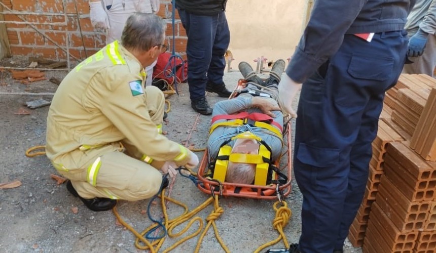 Homem sofre fraturas ao cair de altura na obra do novo hospital em Capitão
