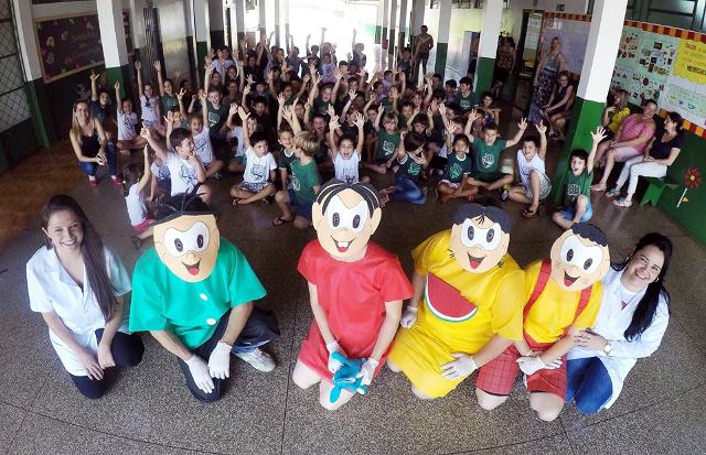 Semana da alimentação com teatro na escola Santa Monica