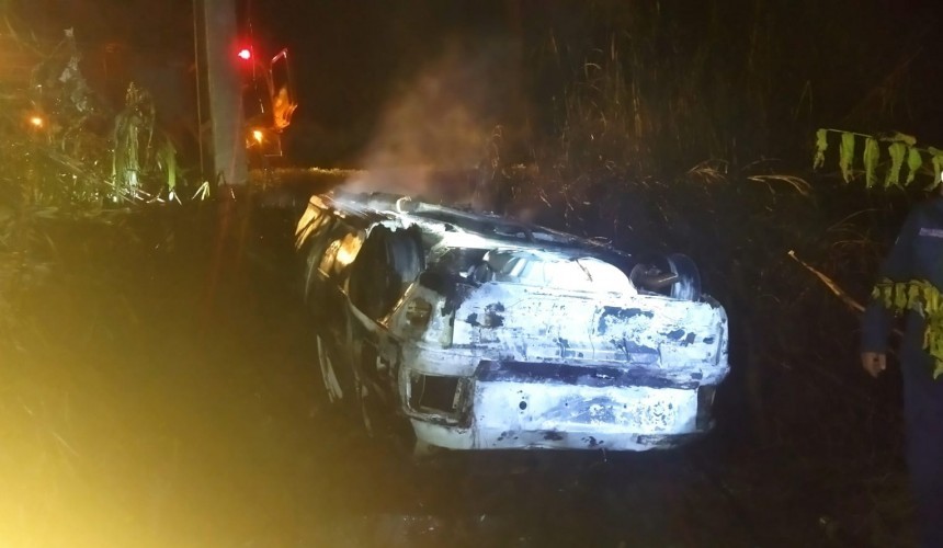 Veículo capota e pega fogo na PR-484 em Capitão