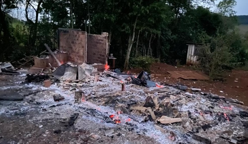 Homem morre carbonizado em incêndio em residência na cidade de Salto do Lontra