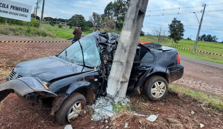 Jovem morre após carro colidir em poste na PR-880 em Realeza