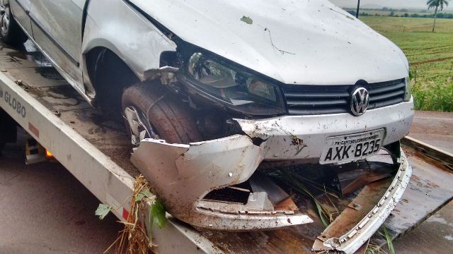 Carro sai pista e entra no mato em Capitão