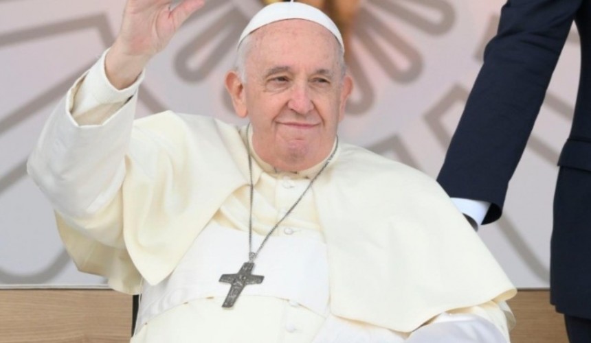 Papa Francisco se recupera de procedimento cirúrgico