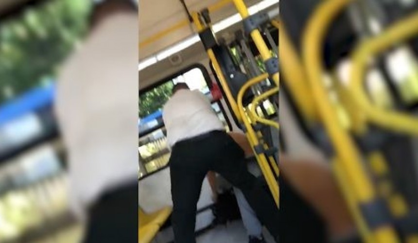 Motorista agride passageiro estrangeiro e o expulsa do ônibus por som alto em Cascavel