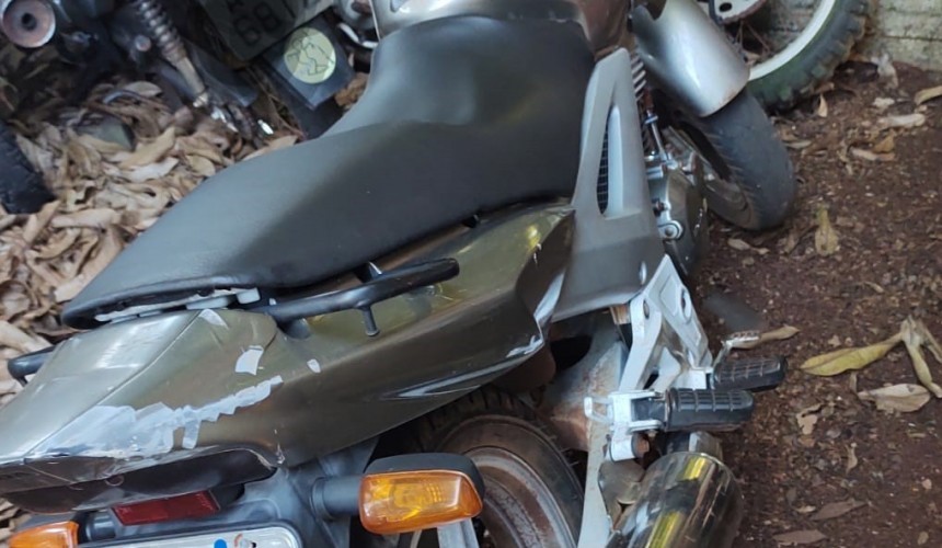Motocicleta apreendida por infração de trânsito em Boa Vista da Aparecida.