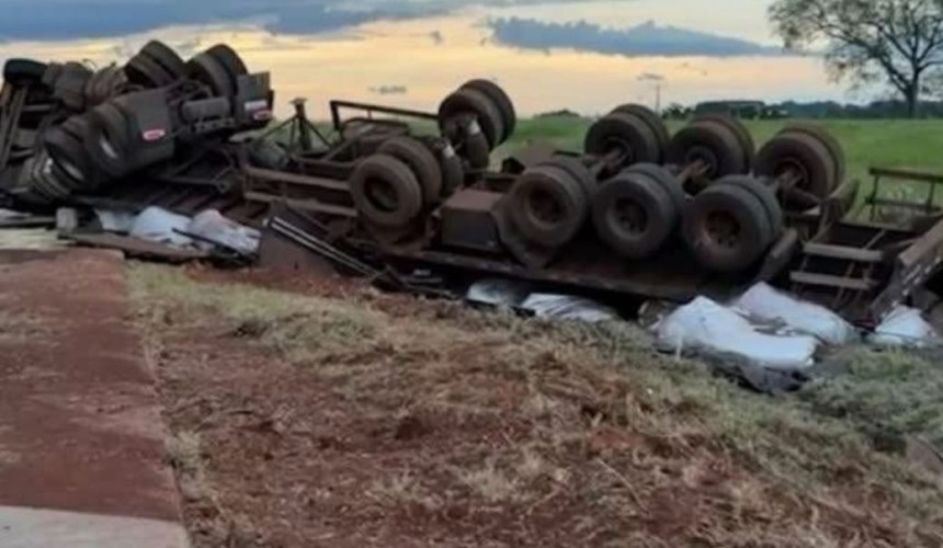Jovem fica ferido após tombamento de carreta na BR-163.