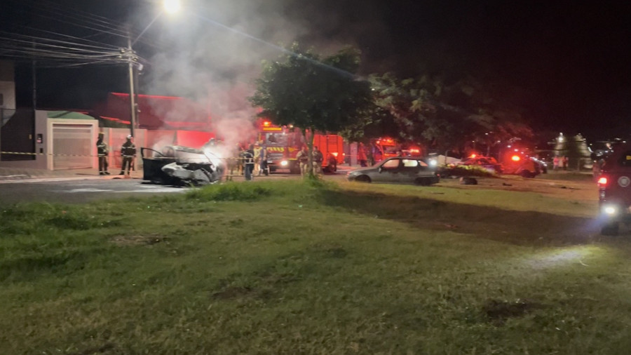 Carro bate, pega fogo e jovem morre em Cascavel