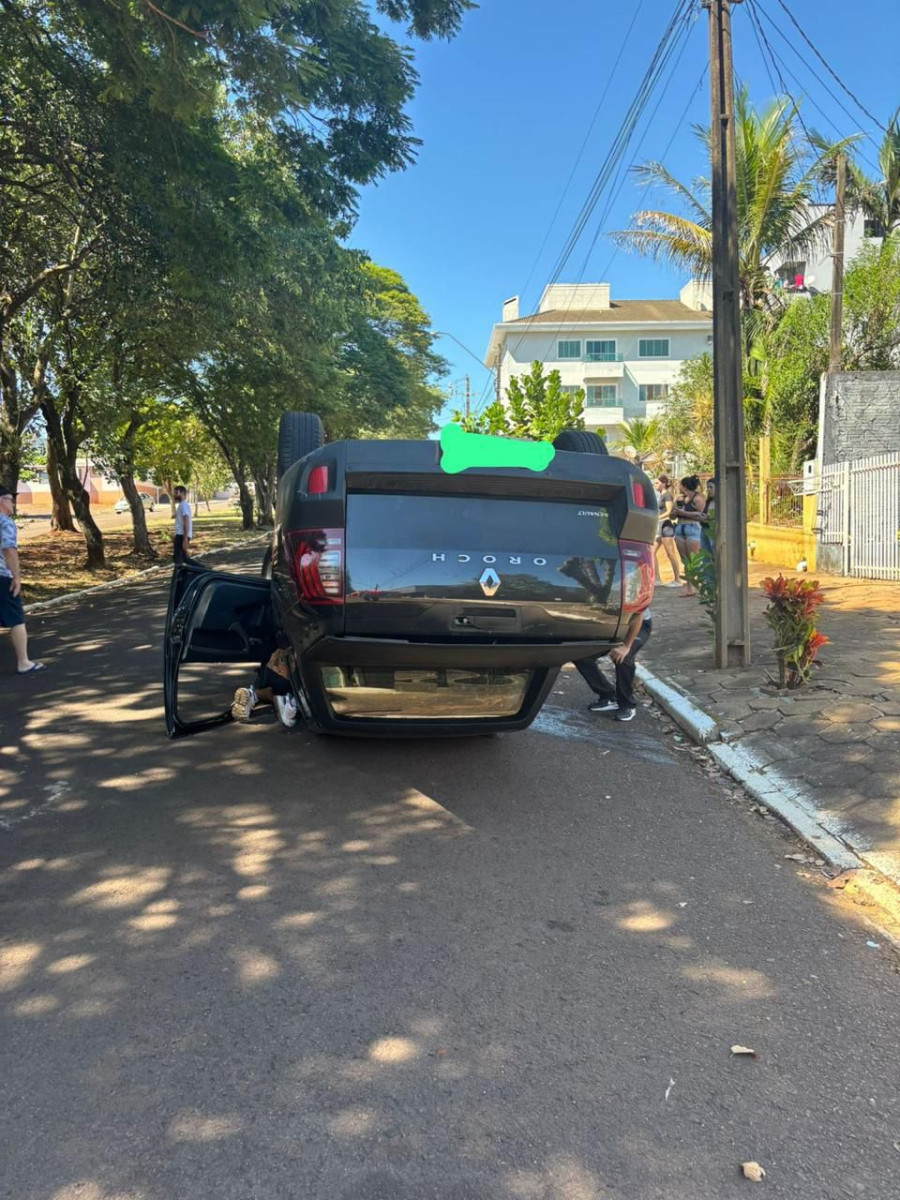 Carro capota após colisão com veículo estacionado na Avenida Tibagi, em Capitão Leônidas Marques