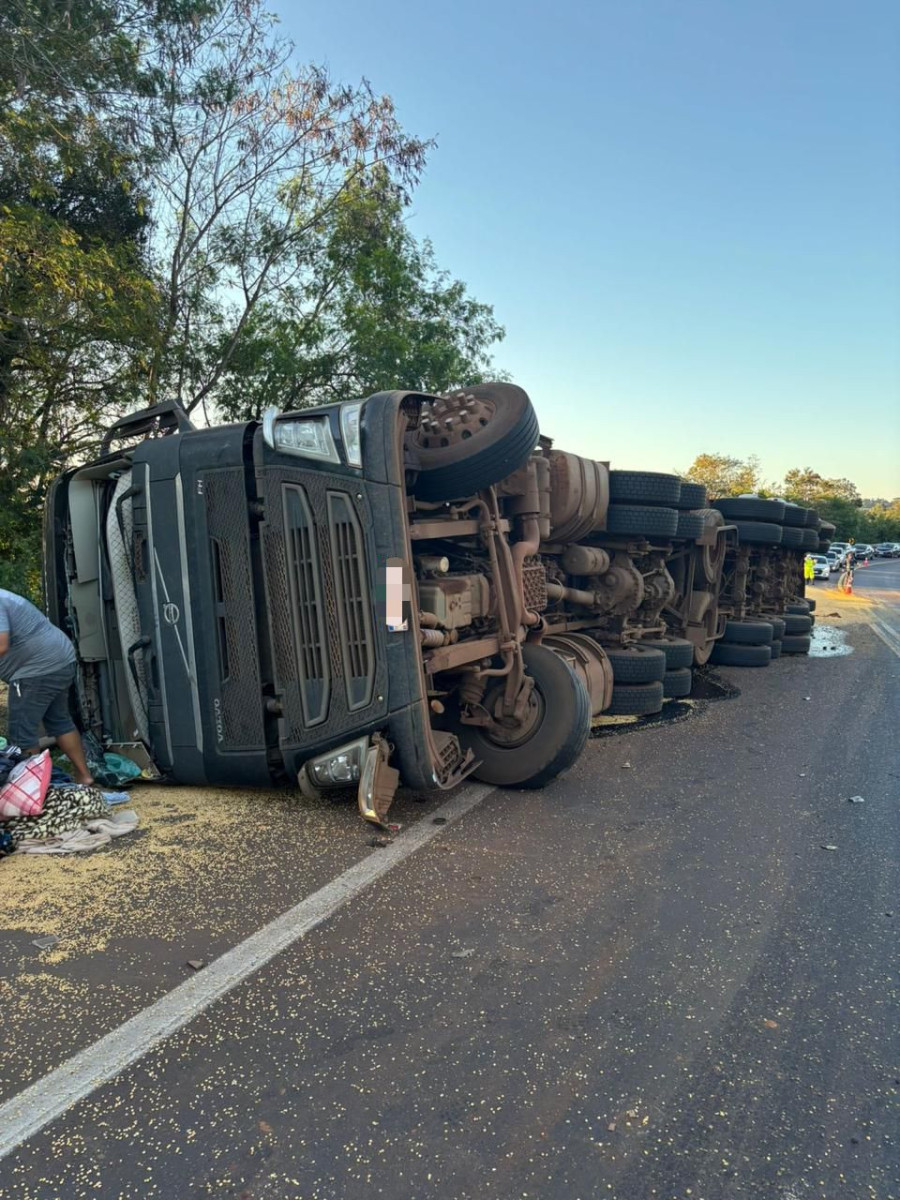 Carreta carregada com soja tomba na BR-163 e deixa motorista ferido em Capitão Leônidas Marques
