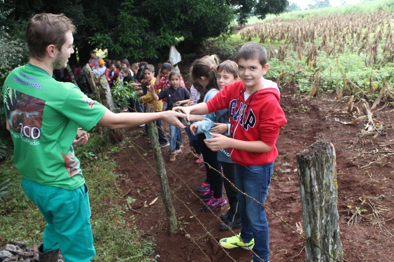 Alunos da Escola Laurindo Parmigiani participam de aula pratica sobre recuperação de fontes de agua 
