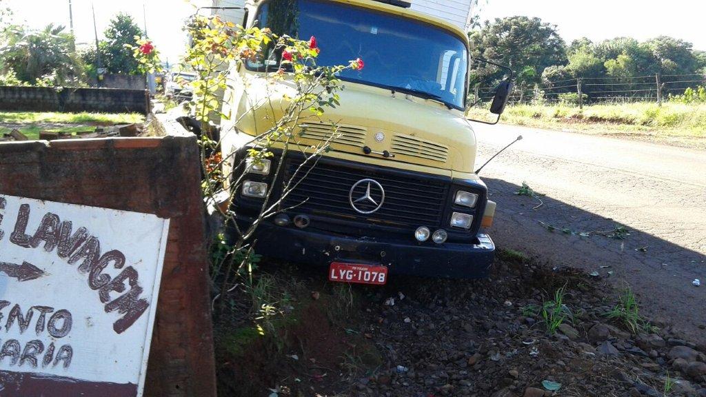 Caminhão perde os freios e colide contra muro de residência em Capitão.