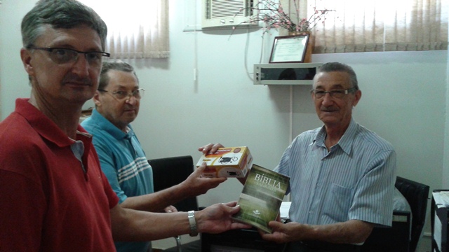 Hospital de Capitão recebe doações de bíblias e de aparelho medidor de pressão da Igreja Luterana