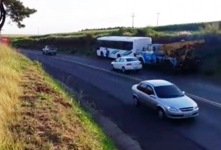 Três pessoas feridas em acidente entre ônibus e caminhão na BR 163 em Santa Tereza do Oeste