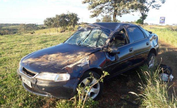 Motorista capota Vectra na BR 163e fica ferido