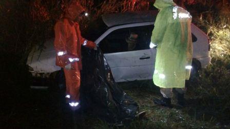 Duas pessoas com ferimentos leves em colisão contra barranco na BR 163  em Santa Lucia