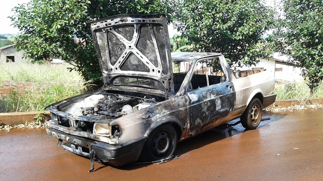 Veiculo Saveiro da Prefeitura de Capitão pega fogo na Rua Xambrê 