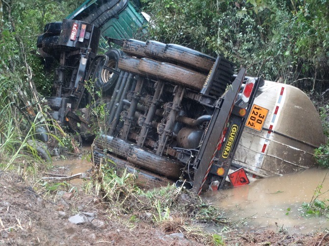 Barracão/ Bom Jesus do Sul - Caminhão carregado com combustível tomba na BR 163