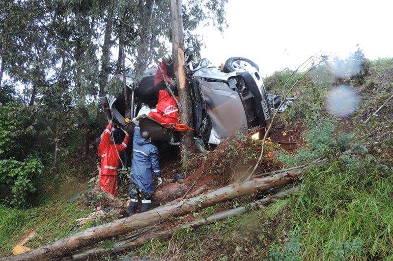 Camionete sai da pista e bate contra árvores na PR-158, entre Chopinzinho e Coronel Vivida