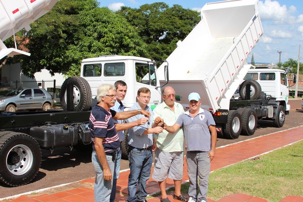 Prefeitura de Nova Prata do Iguaçu adquire dois caminhões caçambas
