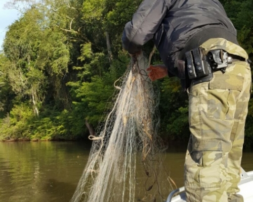 Salto Caxias: Polícia Ambiental apreende 160 metros de redes de pesca