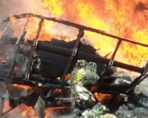 Caminhão é totalmente destruído pelo fogo na BR-163