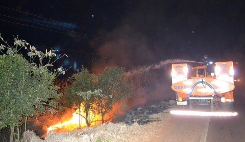 Incêndio ambiental nas margens da rodovia PR 880 em Realeza