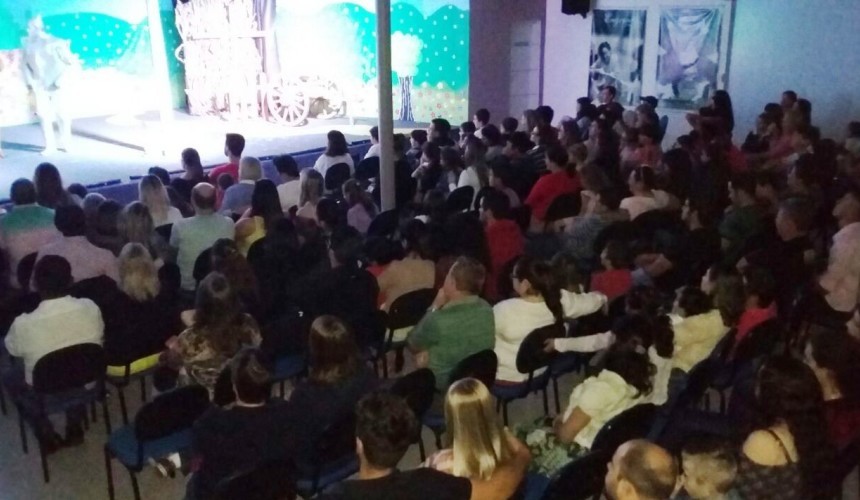 Mais de 500 pessoas já assistiram a peça teatral O Magico de Oz em Capitão