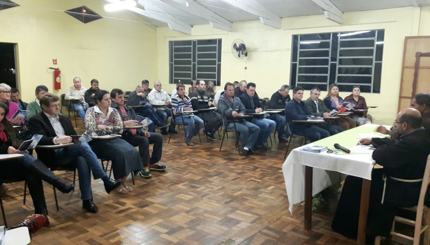 Igreja católica promove encontro com candidatos à prefeito, vice e vereadores de Capitão, abordando 'A igreja e as Eleições'