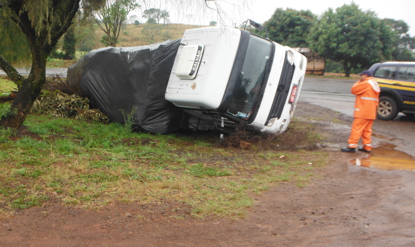 Lindoeste: Caminhão carregado de forro de madeira tomba na BR 163