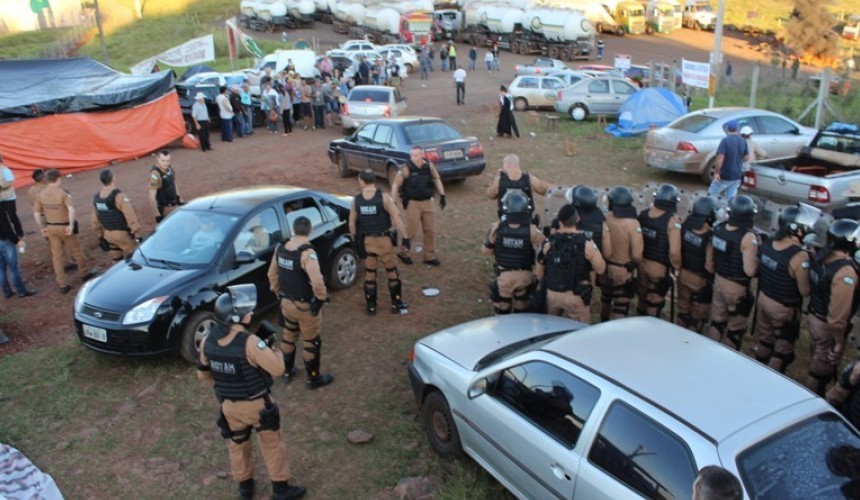 Policia força agricultores a deixar entrada da usina Baixo Iguaçu