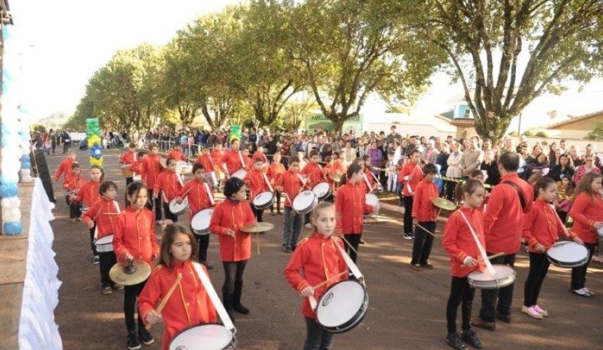 Desfile cívico de 7 de setembro é realizado em Capitão. Nem mesmo o frio impediu a participação popular