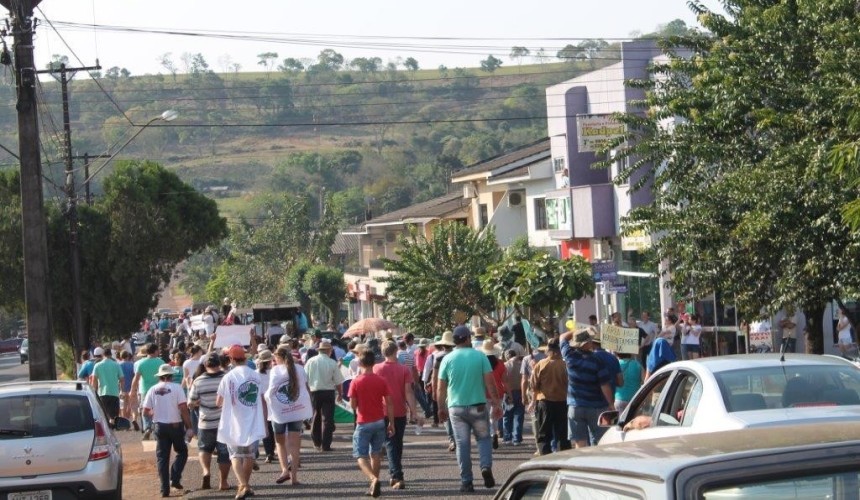 Mais de 500 agricultores fazem manifesto em Capitão Leônidas Marques. Em Capanema o numero superou 300 agricultores.