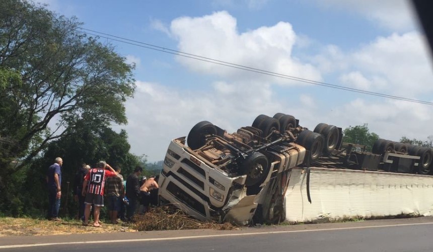 Carreta carregada de carne congelada tomba na Br 163 em Capitão