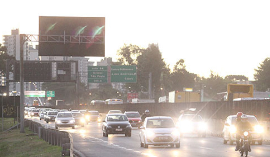 Justiça libera multas por farol desligado em rodovias sinalizadas