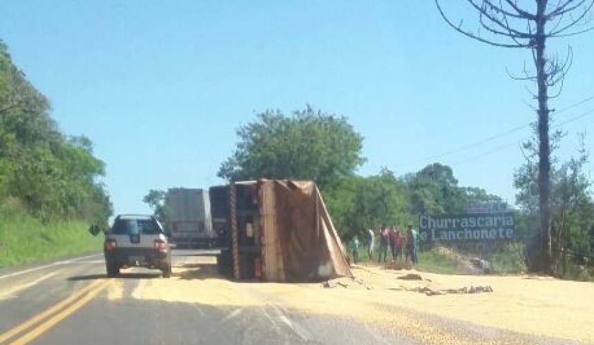 Carreta carregada de milho tomba na BR 163 em Capitão