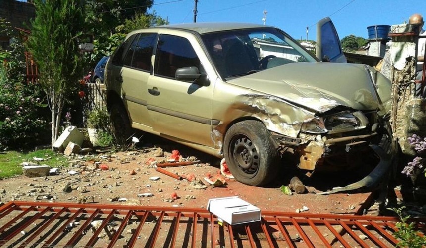 Colisão entre dois veículos faz carro atingir muro de residência em Capitão