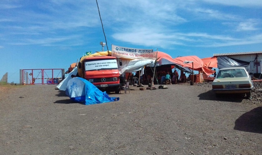 Agricultores continuam acampados no acesso ao canteiro da Usina Baixo Iguaçu