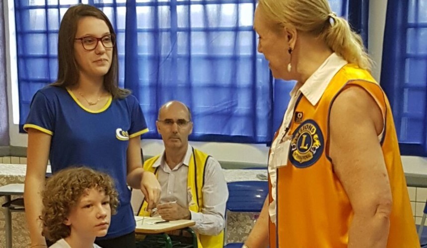 Lions Clube de Capitão realiza teste de visão em colégios