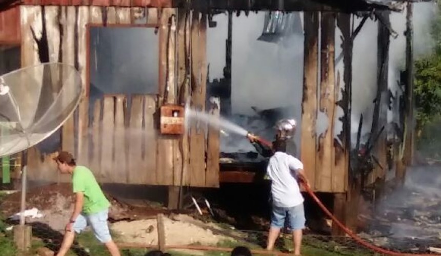 Menino de cinco anos morre após casa em Clevelândia pegar fogo