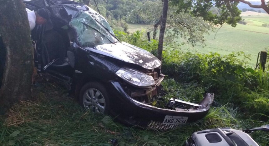 Mulher morre e homem fica gravemente ferido em   acidente em Nova Prata do Iguaçu