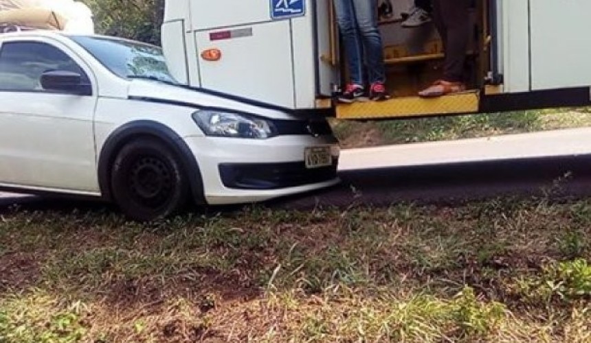 Ônibus do Expresso Santa Tereza se envolve em acidente em Santa Lúcia