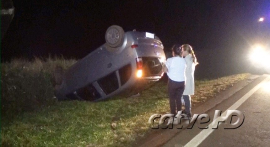 Pneu de Meriva com placa de Capitão estoura, veículo desgoverna e capota na PR 180