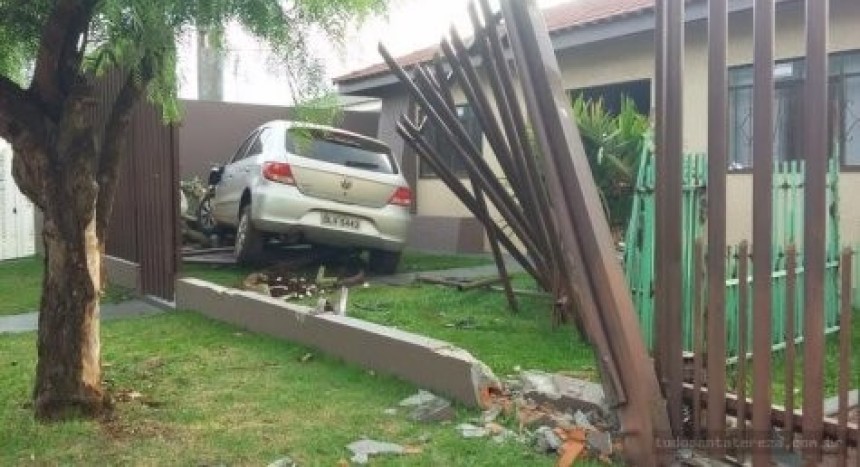 Carro bate contra grade e quase invade casa