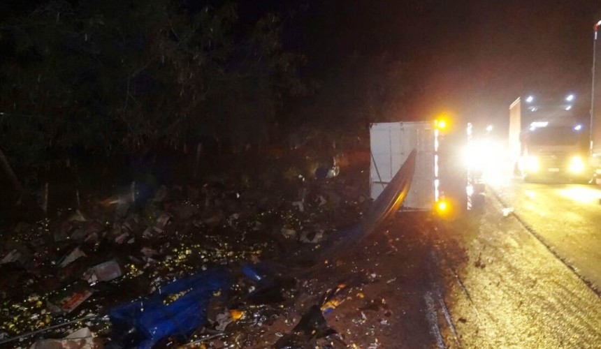 Caminhão carregado de óleo cozinha tomba na BR 163 em Santa Lucia e carga é saqueada