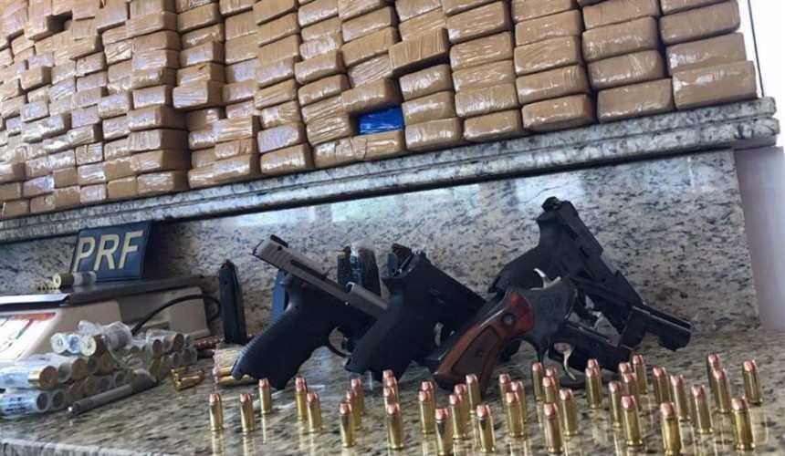 PRF apreende armas, munições e mais de 300 kg de maconha