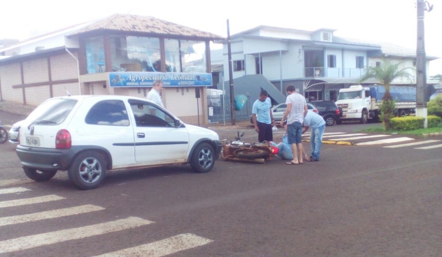 Colisão entre carro e moto é registrada na Av. Iguaçu.